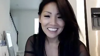 kimyi Cute babe licks dildo