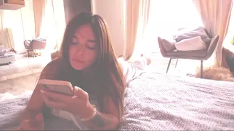 kendalltyler  baby pokes her fingers in the holes