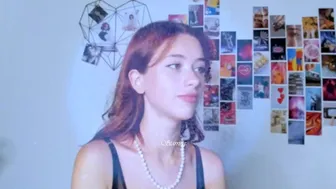 GwenHayes Modest babe tickles clit