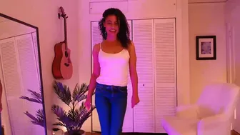 quinnlive White-haired babe fucks with a dildo