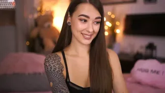 jul_la_la  undresses and shows puffy bread