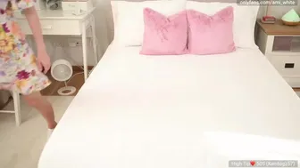 ami_white Cute confused jerks off