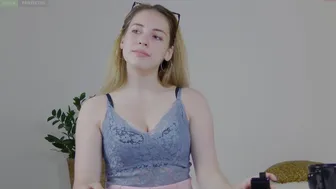 amelia_colins  with dildo relaxes her shaved vagina