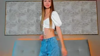 holly_cook chaturbate big boobed babe dancing striptease