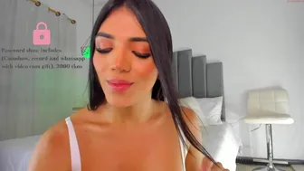 emmamejia7 chaturbate  jerking off the clit on the bed