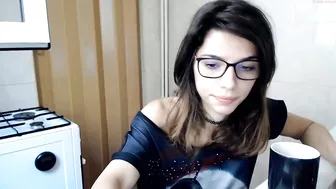 annais Blonde babe bares her tits