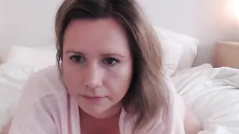 lailamcfluff bitch jerks off dildo
