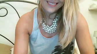 xjessigirlx Busty young lady fucks her cunt