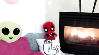 kaatmonroe Gorgeous young lady shows off her legs