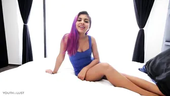 emma shows pussy