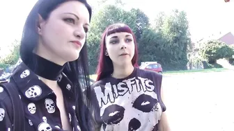 Alissa Noir Babe plays with rubber dildo