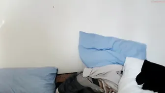 chaichaichai Babe plays with her pussy