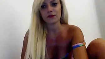 awesomeblonde puts his fingers in the ass