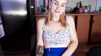 xsweety_angelsx greedily fucks her pussy