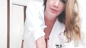 alexa_ann Busty chick takes off her panties