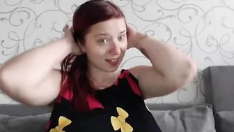 hello_x Beautiful lady gently masturbates pussy