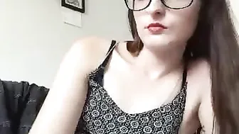 sydneykitty Naughty Shmara gently pulls pussy