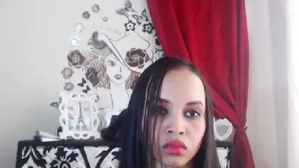 aslyhesex Impressive young lady puts on beautiful boobs