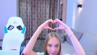 lolliis 20-August-2023 put my fingers in my girlfriend