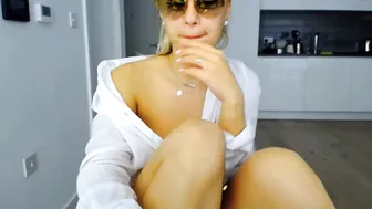 mirrabbella Busty woman mandrids cap