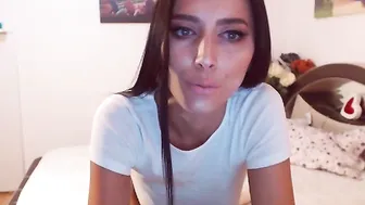 bonnbon Young slut sucking dick