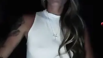 ashlyndiamond jerking off the clit on the bed