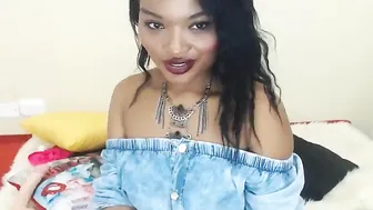 MyFreecams Sexy hottie gently pulls pussy