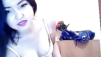 MyFreecams Dark skinned lady gently jerks her pussy