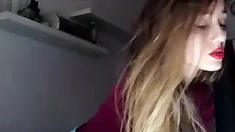christinasage1996 massages the clitoris in the car