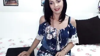 MyFreecams massages the clitoris in the car