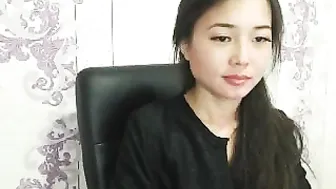 aksulin Slender babe masturbates pussy