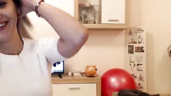 MyFreecams Bitch in stockings squeezes vagina