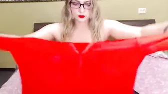 MyFreecams Crazy blonde gently masturbates pussy