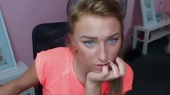 MyFreecams Busty wench pulls pussy