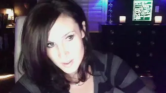 MyFreecams Juicy chick fucks herself in cunt