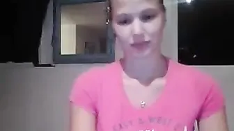 MyFreecams Hot lady fucks her shaved pussy