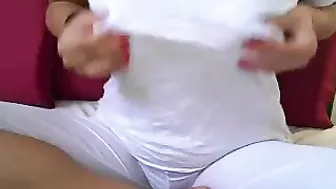 les2000cc Busty babe posing nude