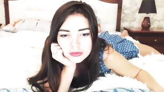 MyFreecams Attractive chick diligently licks dildo