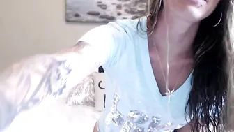 ashlyndiamond Busty hottie gently jerks her cunt