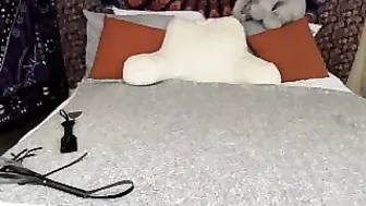 elliexjones Charming bitch jerks pussy and cums