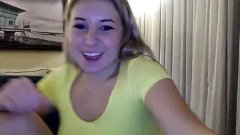 kaliii_jones Luscious babe undresses and pulls pussy