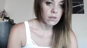 leahwhite Slut fucks the cap with his fingers