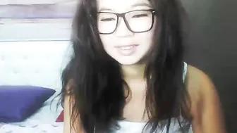 yungnina Sexy girl takes off her underwear