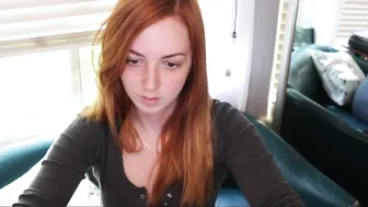 minxymaeve Shy babe fucks pussy with phallus