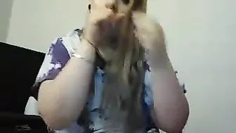 xocutieskye Pretty lady gently masturbates cunt
