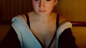 cabaret_panda Sexy babe caresses fingers