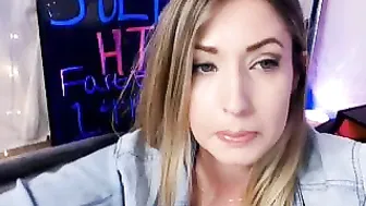 nikki_haze Cute bitch fucks point with her finger