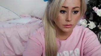 pollypanda_x Attractive bitch fucks her cap