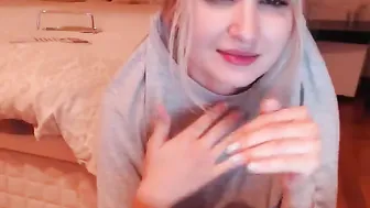 aalliyahh Plump bitch creases her boobs