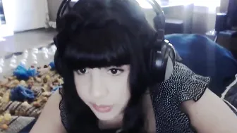 ingennui Housewalker reveals her delicious body